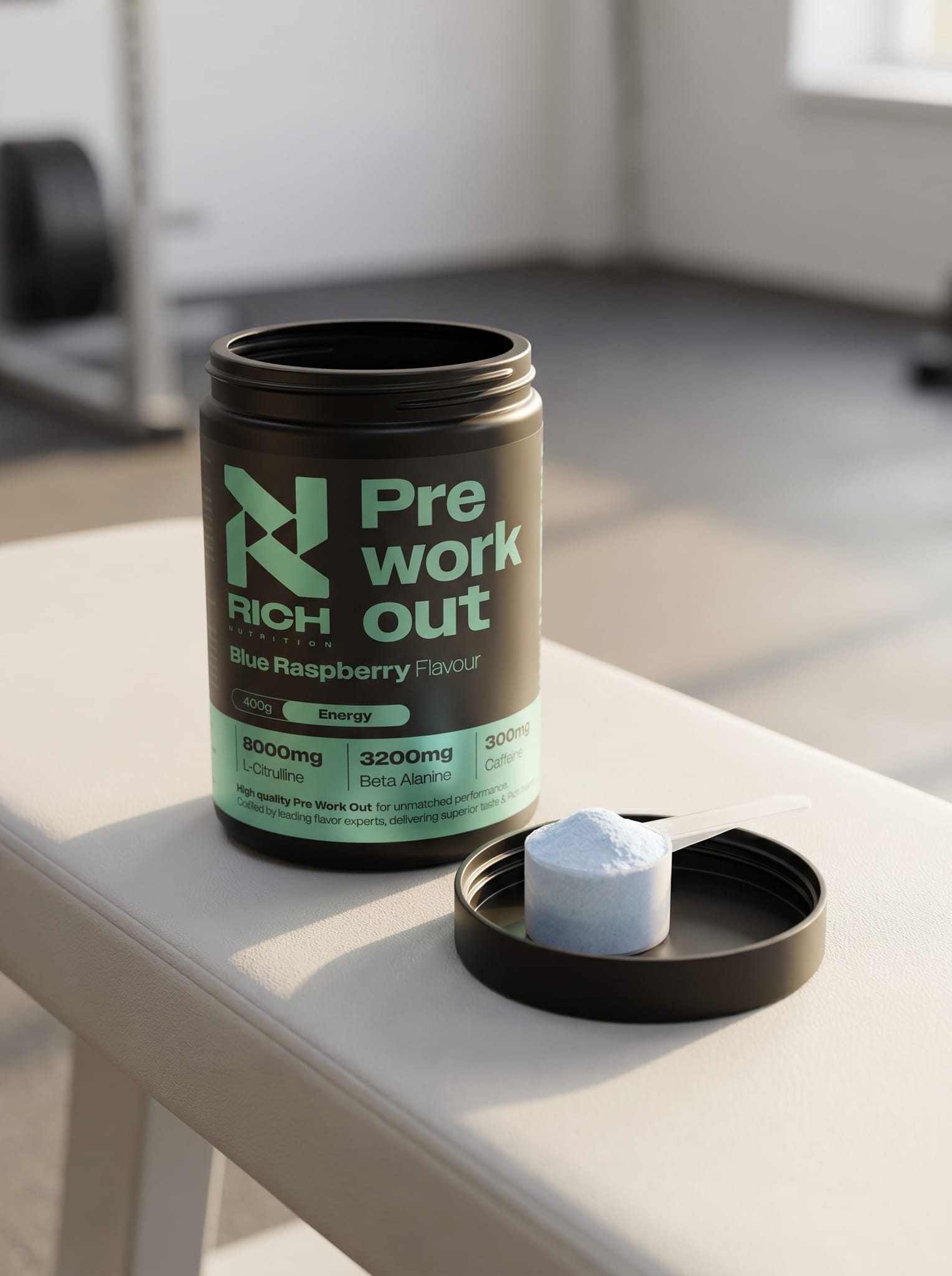 RichNutrition Pre Workout Blue Raspberry op gymbank met schep