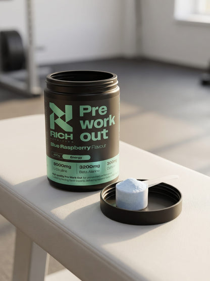 RichNutrition Pre Workout Blue Raspberry op gymbank met schep