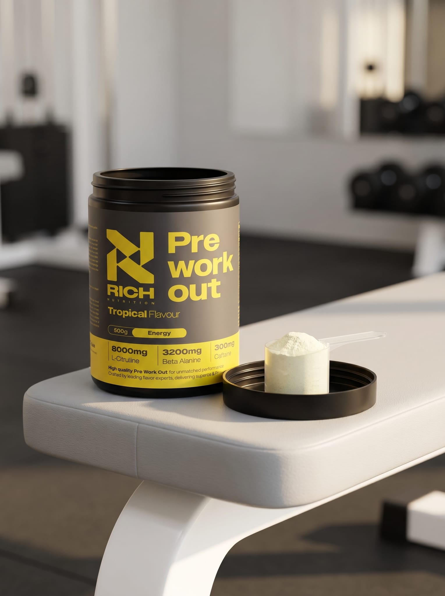 RichNutrition Pre Workout Tropical op gymbank met maatschep