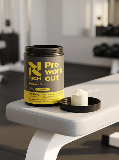 RichNutrition Pre Workout Tropical op gymbank met maatschep
