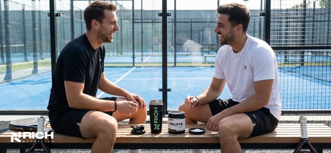 Twee mannen op padelbaan met RichNutrition RELYTE Electrolytes