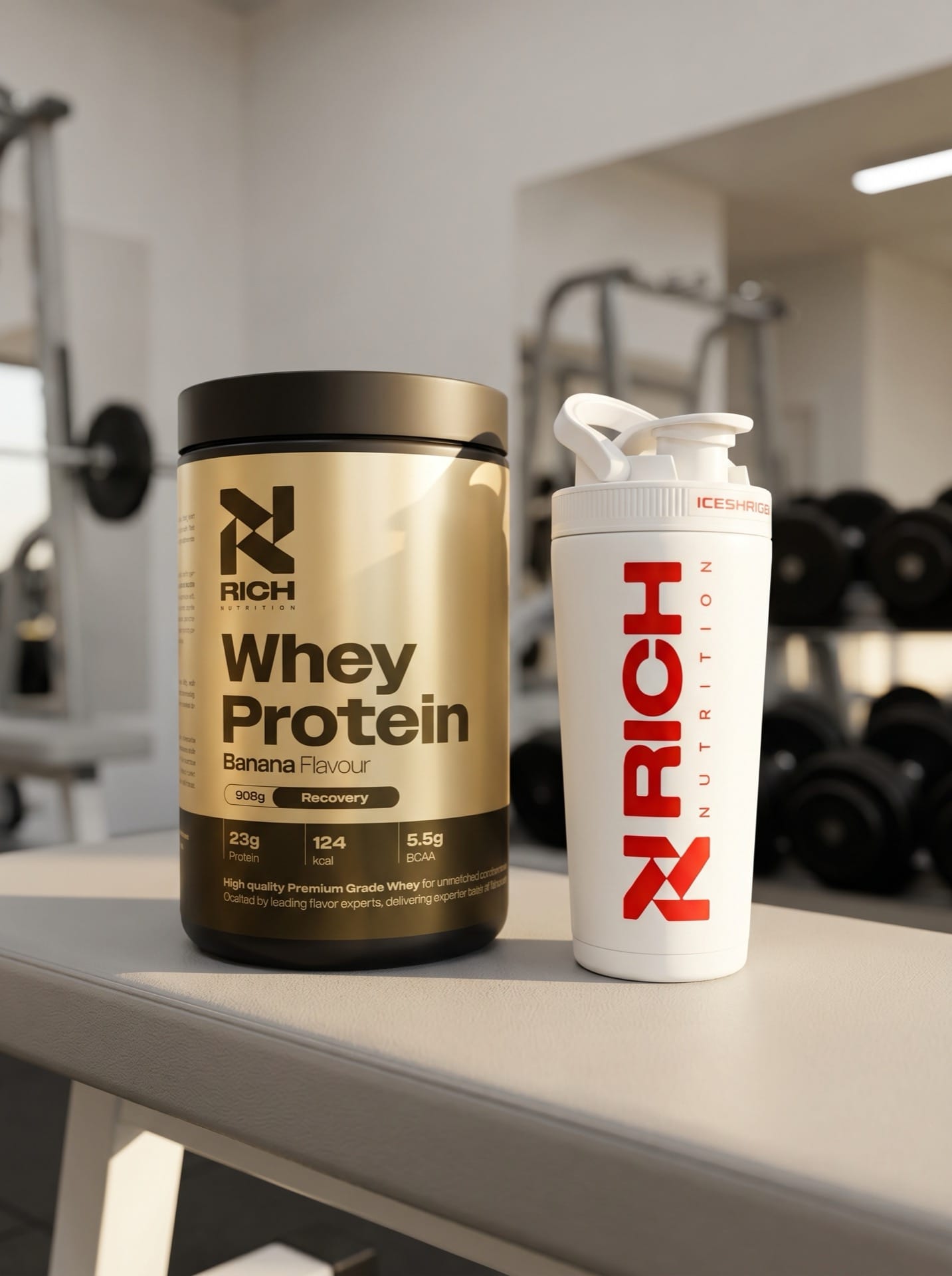 RichNutrition Whey Protein Banana met shaker in gym