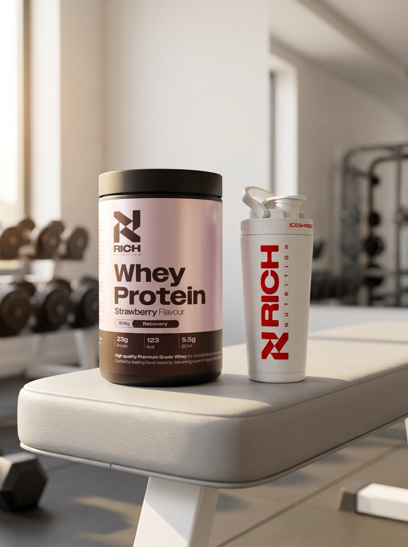RichNutrition Whey Protein Strawberry met shaker in gym