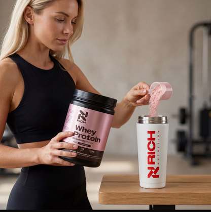 Vrouw schenkt RichNutrition Whey Protein Strawberry in shaker